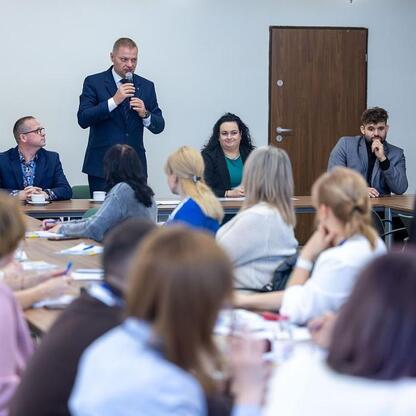 Rafał Adamczyk, członek zarządu województwa śląskiego, przemawia podczas spotkania z uczestnikami programu 