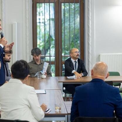 Rafał Adamczyk, członek Zarządu Województwa Śląskiego, przemawia na spotkaniu z ukraińskimi przedstawicielami szkół branżowych w ramach programu 