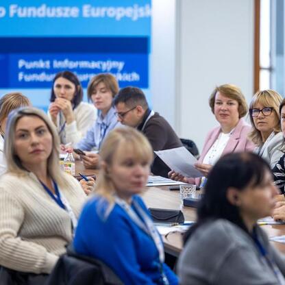 Grupa przedstawicieli ukraińskich szkół branżowych uczestniczy w studyjnej wizycie w Silesia, omawiając projekty edukacyjne i finansowane z Europejskich Funduszy Strukturalnych. (wygenerowano przez AI)