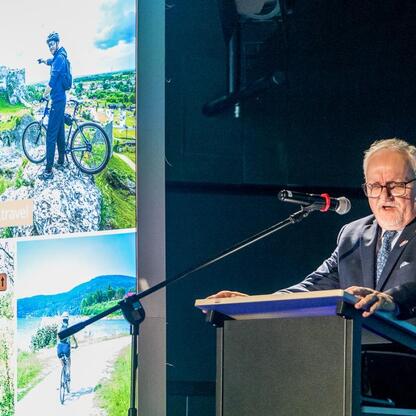 Podpis: Wojewódzkie Obchody Światowego Dnia Turystyki w Tarnogórskim Centrum Kultury. Uroczystość honorująca zasłużonych dla rozwoju turystyki w regionie. (wygenerowano przez AI)