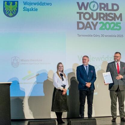 Wernisaż Dyplomów Marszałka Województwa Śląskiego za zasługi dla rozwoju turystyki w Tarnowskich Górach. (wygenerowano przez AI)