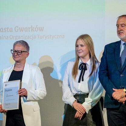 Wernisaż dyplomów Marszałka Województwa Śląskiego za zasługi dla rozwoju turystyki w Tarnowskich Górzach. (wygenerowano przez AI)
