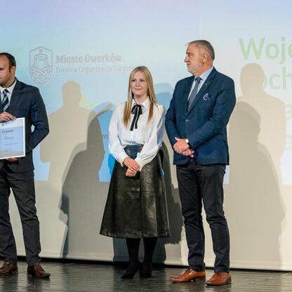 Wojewódzkie Obchody Światowego Dnia Turystyki w Tarnowskich Górach. Uroczystość wręczenia dyplomów Marszałka Województwa Śląskiego za zasługi dla rozwoju turystyki. (wygenerowano przez AI)