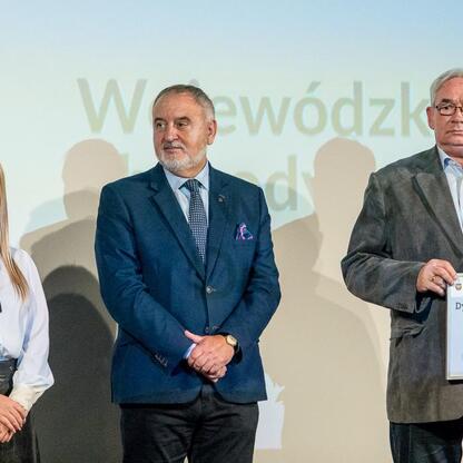 Wernisaż Dyplomów Marszałka Województwa Śląskiego za zasługi dla rozwoju turystyki w regionie. Uroczystość w Tarnowskich Górach. (wygenerowano przez AI)