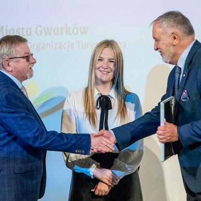 Wojewódzkie Obchody Światowego Dnia Turystyki w Tarnogórskim Centrum Kultury: uroczystość nagradzająca za zasługi w rozwoju turystyki regionu. (wygenerowano przez AI)