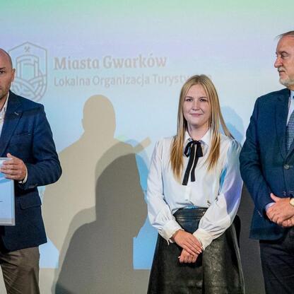 Wernisaż dyplomów Marszałka Województwa Śląskiego dla zasłużonych w turystyce w Tarnowskich Górach. (wygenerowano przez AI)
