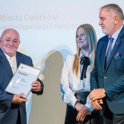 Na Wojewódzkich Obchodach Światowego Dnia Turystyki w Tarnowskich Górach, trzech zasłużonych osób otrzymało dyplomy za zasługi dla rozwoju turystyki w regionie. Uroczystość zakończyła się koncertem TG (wygenerowano przez AI)