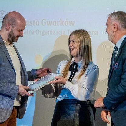 Wojewódzkie Obchody Światowego Dnia Turystyki w Tarnogórskim Centrum Kultury. Uroczystość wyróżnia osoby za zasługi w rozwoju turystyki regionu. (wygenerowano przez AI)