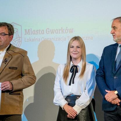 Na Wojewódzkich Obchodach Światowego Dnia Turystyki w Tarnowskich Górach, podczas uroczystości wręczono dyplomy za zasługi dla rozwoju turystyki w regionie. Członkini Zarządu Województwa Joanna Bojczu (wygenerowano przez AI)