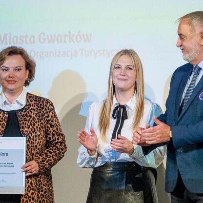 Wojewódzkie Obchody Światowego Dnia Turystyki: Honorowanie zasłużonych za rozwój turystyki w regionie. (wygenerowano przez AI)