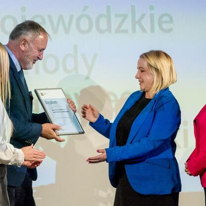 Wojewódzkie Obchody Światowego Dnia Turystyki w Tarnogórskim Centrum Kultury. Uroczystość wręczenia dyplomów za zasługi dla rozwoju turystyki w regionie. (wygenerowano przez AI)
