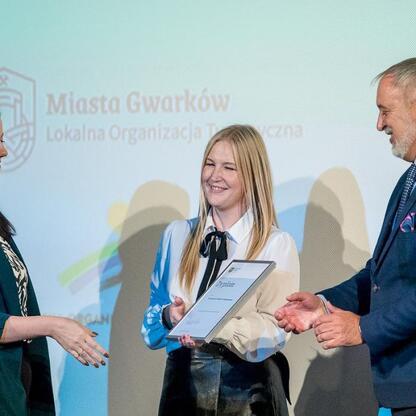 Wojewódzkie Obchody Światowego Dnia Turystyki: Honorowanie zasłużonych za rozwój turystyki w regionie. (wygenerowano przez AI)
