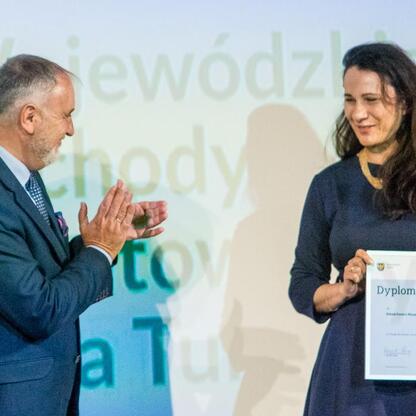 Wojewódzkie Obchody Światowego Dnia Turystyki: Nagrody za zasługi dla rozwoju turystyki w regionie. (wygenerowano przez AI)