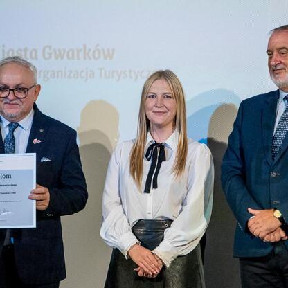 Wernisaż dyplomów Marszałka Województwa Śląskiego dla zasłużonych w turystyce w Tarnowskich Górach. (wygenerowano przez AI)