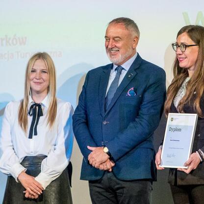 Wojewódzkie Obchody Światowego Dnia Turystyki w Tarnogórskim Centrum Kultury. Uroczystość wręczenia dyplomów za zasługi w rozwoju turystyki w regionie. (wygenerowano przez AI)