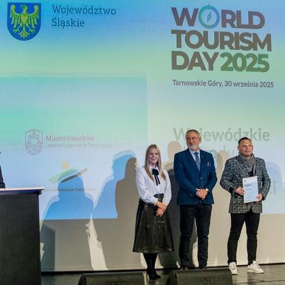 Wernisaż nagród za zasługi dla rozwoju turystyki w regionie Śląskim, zorganizowany przez Silesia Tourism. (wygenerowano przez AI)