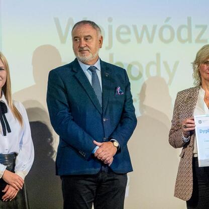 Wernisaż dyplomów Marszałka Województwa Śląskiego za zasługi dla rozwoju turystyki w regionie. Uroczystość w Tarnowskich Górach. (wygenerowano przez AI)