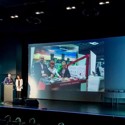 Wojewódzkie Obchody Światowego Dnia Turystyki w Tarnogórskim Centrum Kultury. Uroczystość honorująca osoby i instytucje za zasługi w rozwoju turystyki regionu. (wygenerowano przez AI)