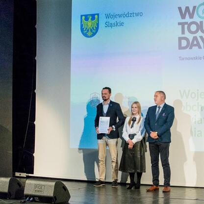 Wernisaż Dyplomów Marszałka Województwa Śląskiego w Tarnowskich Górach, upamiętniający World Tourism Day 2025. (wygenerowano przez AI)