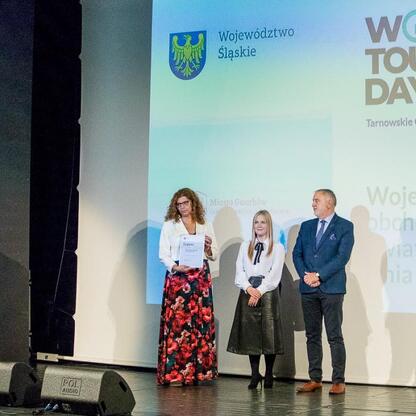 Wernisaż Dyplomów Marszałka Województwa Śląskiego za zasługi dla rozwoju turystyki w Tarnowskich Górach. (wygenerowano przez AI)