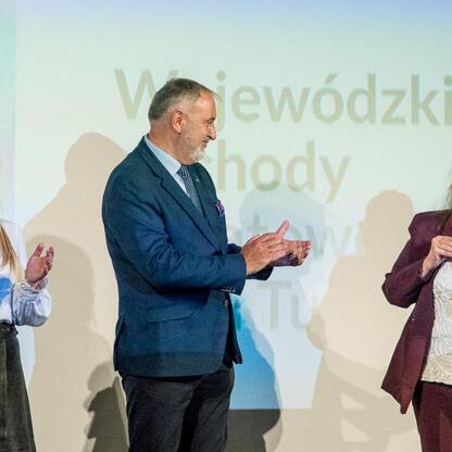 Wojewódzkie Obchody Światowego Dnia Turystyki: Uroczyste nagradzanie za zasługi w rozwoju turystyki w regionie. (wygenerowano przez AI)
