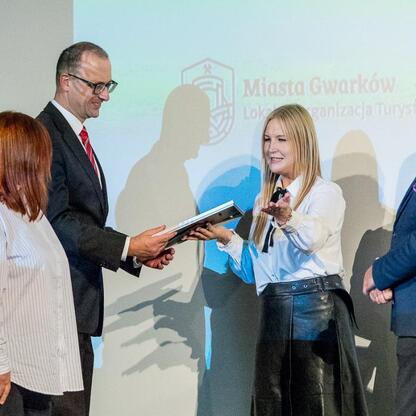 Wernisaż Dyplomów Marszałka Województwa Śląskiego w Tarnowskich Górach. Uroczystość z okazji Światowego Dnia Turystyki. (wygenerowano przez AI)