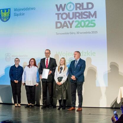 Wernisaż nagród za zasługi dla rozwoju turystyki w regionie Śląskim, zorganizowany przez Silesia. (wygenerowano przez AI)