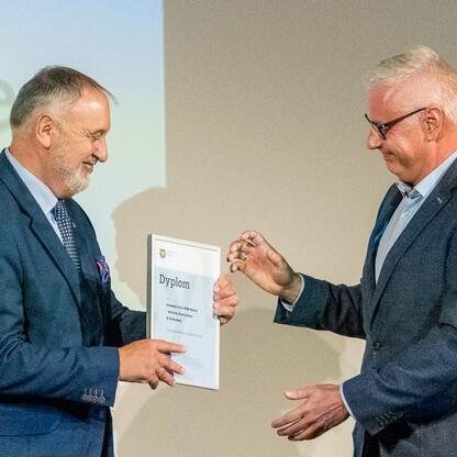 Podczas uroczystości wręczenia dyplomów Marszałka Województwa Śląskiego za zasługi dla rozwoju turystyki w regionie, dwaj przedstawiciele Tarnogórskiego Centrum Kultury uhonorowali osoby i instytucje  (wygenerowano przez AI)