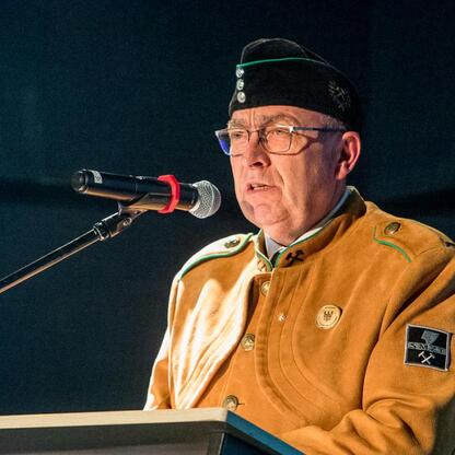 Podczas Wojewódzkich Obchodów Światowego Dnia Turystyki w Tarnowskich Górach, organizowanych przez Tarnogórskie Centrum Kultury, przemawia Mieczysław Dziergas, dyrektor Wydziału Turystyki, Kultury, Sp (wygenerowano przez AI)