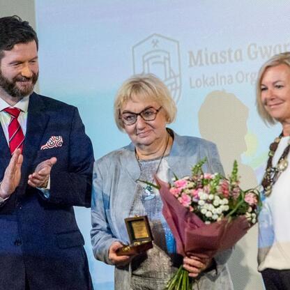 Na Wojewódzkich Obchodach Światowego Dnia Turystyki w Tarnowskich Górach, wyróżniono osoby za zasługi w rozwoju turystyki regionu. Uroczystość zakończyła się koncertem TG Big Band. (wygenerowano przez AI)