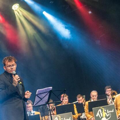 Wojewódzkie Obchody Światowego Dnia Turystyki w Tarnowskich Górach. Koncert TG Big Band podczas uroczystości wręczenia dyplomów Marszałka Województwa Śląskiego za zasługi dla rozwoju turystyki. (wygenerowano przez AI)
