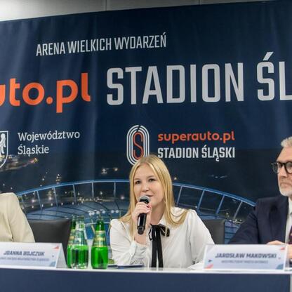 Panel dyskusyjny podczas konferencji prasowej Silesia Marathon 2025, organizowany na Superauto.pl Stadion Śląsk. (wygenerowano przez AI)