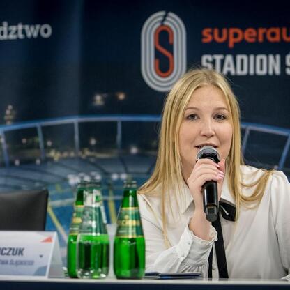 Joanna Bojczuk, członkini zarządu województwa śląskiego, przemawia na konferencji prasowej w ramach 17. edycji Silesia Marathon. (wygenerowano przez AI)