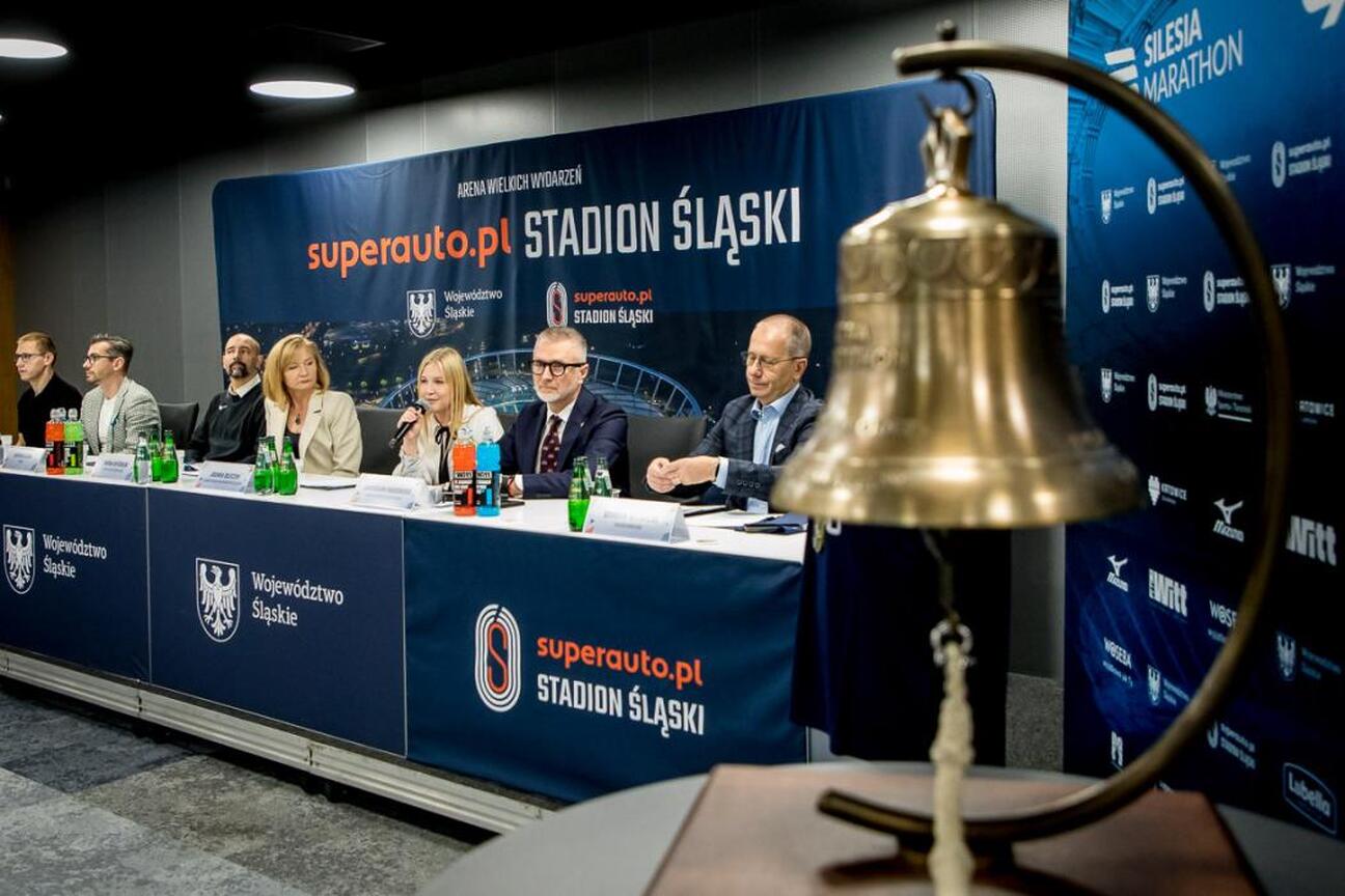 Joanna Bojczuk, członkini zarządu województwa śląskiego, odpowiada na pytania dziennikarzy podczas konferencji prasowej związanych z 17. edycją Silesia Marathon. (wygenerowano przez AI)