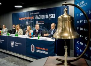 Joanna Bojczuk, członkini zarządu województwa śląskiego, odpowiada na pytania dziennikarzy podczas konferencji prasowej związanych z 17. edycją Silesia Marathon. (wygenerowano przez AI)