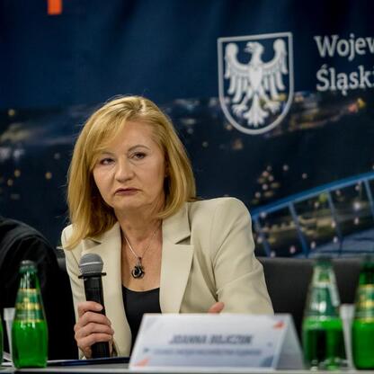 W trakcie konferencji prasowej przedstawiono 17. edycję Silesia Marathon, z udziałem biegaczy z Polski i zagranicy. (wygenerowano przez AI)