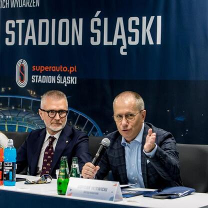Zwrotka wokół Stadionu Śląskiego podczas konferencji prasowej przed 17. edycją Silesia Marathon. (wygenerowano przez AI)