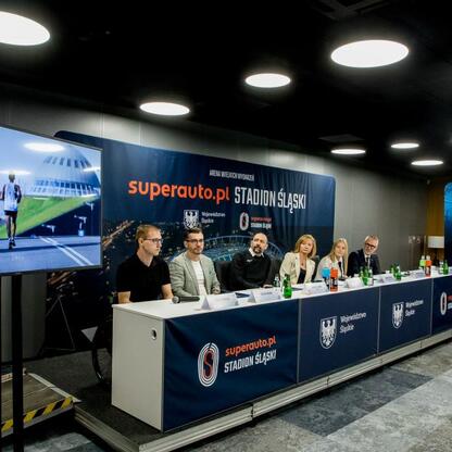 Podczas konferencji prasowej przed 17. edycją Silesia Marathonu na Superauto.pl Stadion Śląski uczestnicy omawiali organizację i znaczenie imprezy. (wygenerowano przez AI)