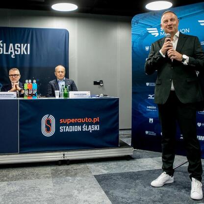 Na zdjęciu: Joanna Bojczuk, członkini zarządu województwa śląskiego, przemawia na konferencji prasowej w ramach 17. edycji Silesia Marathon. (wygenerowano przez AI)