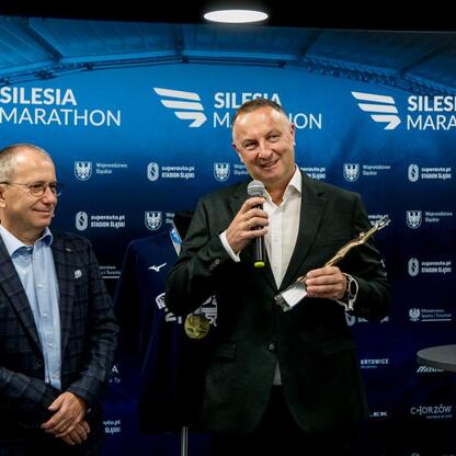 Podczas konferencji prasowej przed 17. edycją Silesia Marathon, przedstawiciele organizacji i sponsorów omawiali wydarzenie. (wygenerowano przez AI)