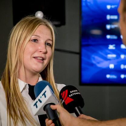 Joanna Bojczuk, członkini zarządu województwa śląskiego, odpowiada na pytania dziennikarzy podczas konferencji prasowej związanych z 17. edycją Silesia Marathon. (wygenerowano przez AI)