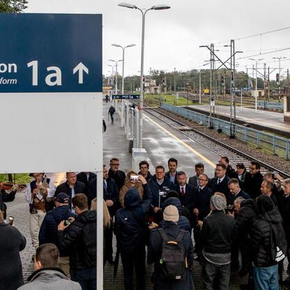 Grzegorz Boski, wicemarszałek Województwa Śląskiego, na inauguracji nowych połączeń kolejowych Bielsko-Biała – Kraków. (wygenerowano przez AI)