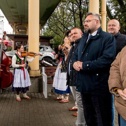 Przeprowadzono inaugurację nowych połączeń PKP Intercity między Bielskiem-Białą a Krakowem, z udziałem samorządowców i parlamentarzystów. (wygenerowano przez AI)
