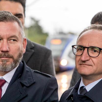 Grzegorz Boski, wicemarszałek Województwa Śląskiego, wraz z uczestnikami inauguracji nowych połączeń kolejowych Bielsko-Biała - Kraków. (wygenerowano przez AI)