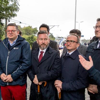 Grzegorz Boski, wicemarszałek Województwa Śląskiego, wraz z uczestnikami inauguracji nowych połączeń kolejowych Bielsko-Biała - Kraków. (wygenerowano przez AI)