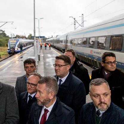 Grzegorz Boski, wicemarszałek Województwa Śląskiego, uczestniczy w inauguracji nowych połączeń kolejowych Bielsko-Biała – Kraków. (wygenerowano przez AI)