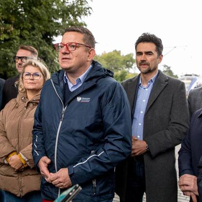 Grzegorz Boski, wicemarszałek Województwa Śląskiego, wraz z uczestnikami inauguracji nowych połączeń kolejowych Bielsko-Biała – Kraków. (wygenerowano przez AI)