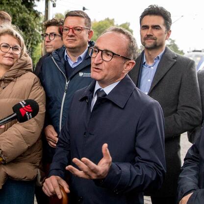 Grzegorz Boski, wicemarszałek Województwa Śląskiego, przemawia na inauguracji nowych połączeń kolejowych Bielsko-Biała – Kraków. (wygenerowano przez AI)