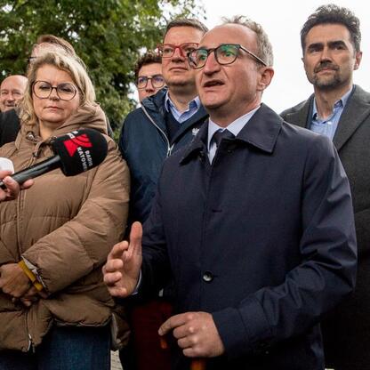 Grzegorz Boski, wicemarszałek Województwa Śląskiego, prowadzi konferencję prasową o nowych połączeniach kolejowych Bielsko-Biała – Kraków. (wygenerowano przez AI)