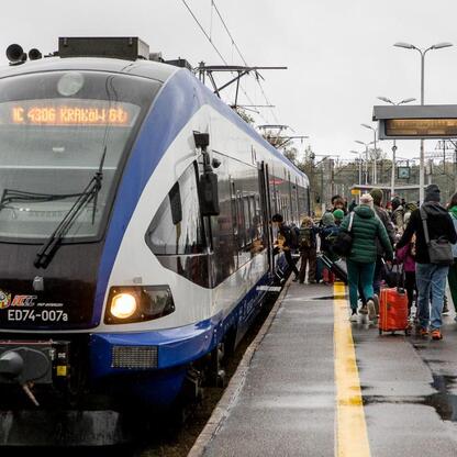 Nowe połączenia PKP Intercity między Bielskiem-Białą a Krakowem Głównym. Pociąg IC 4306 Błatnia wyrusza z Bielska-Białej. (wygenerowano przez AI)